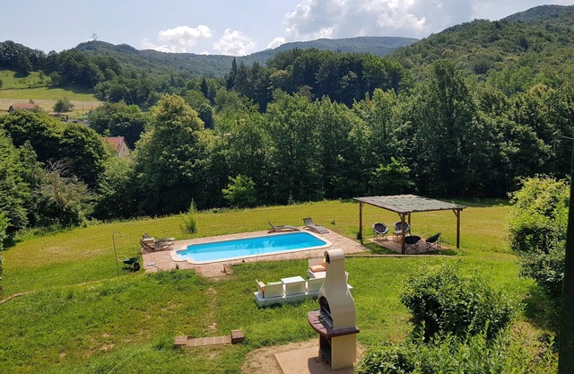 Renovada casa de campo con piscina privada, situadas en un terreno Bounded por Stream