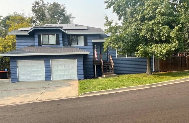 Family Friendly Flat for 8 Close to Town