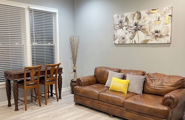 Family Friendly, Free Parking, WiFi, Spacious, Historically Modern Living