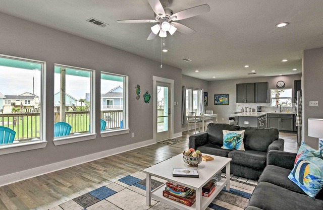 Family-Friendly Galveston Home - Deck & Patio