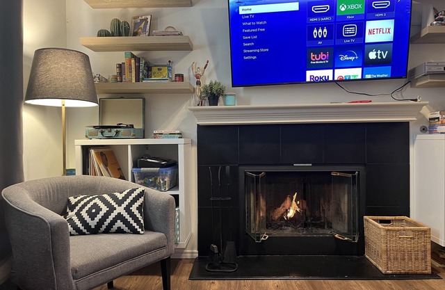 Family Friendly, Gated Yard for Pets, Outdoor Firepit!
