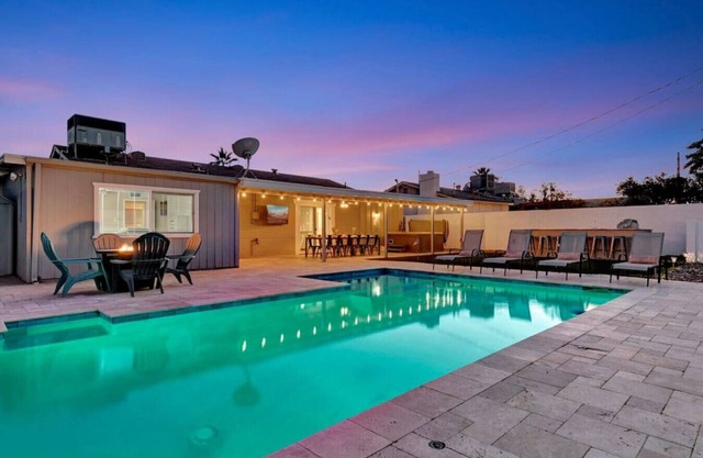 Family Friendly Getaway 3bd/2ba w/ Pool & Hot tub!
