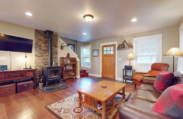 Family friendly getaway with deck, firepit and private hot tub