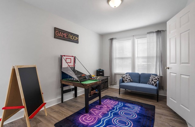 Modern Home in Prime Location for Dining & Shopping!!