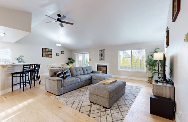 Family-friendly home in a quiet cul de sac with enclosed yard, patio, WiFi