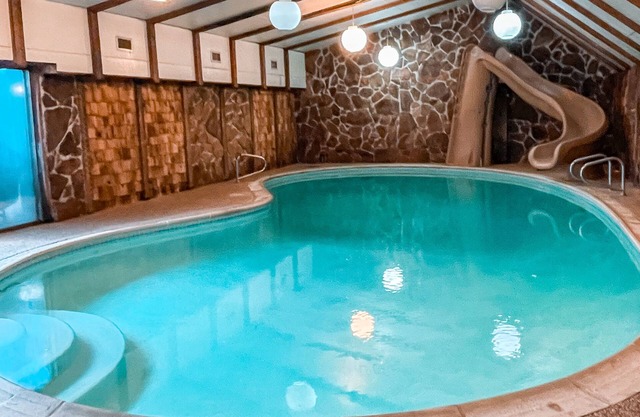 Family friendly home w/private indoor pool and outdoor hot tub!