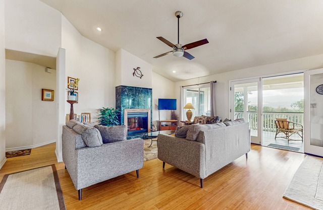 Family friendly home with mountain view, private lanai, yard and WIFI