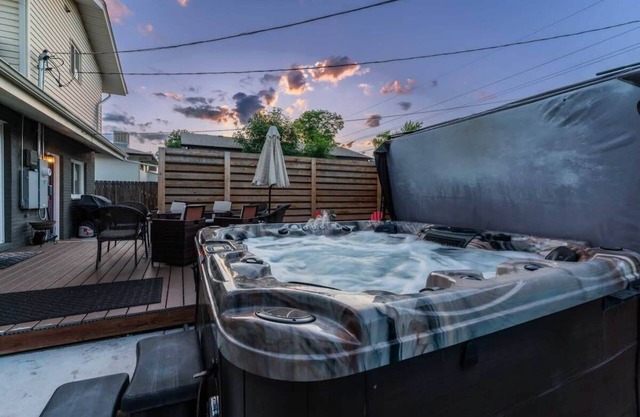 Family Friendly! Hot Tub & Mountain Views!
