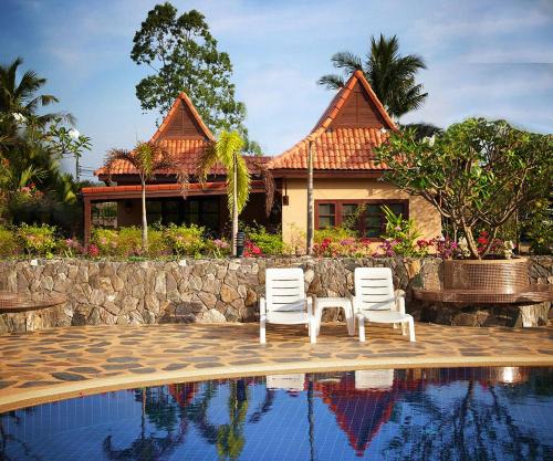 Family-friendly house, a few steps from the pool and close to the ocean.