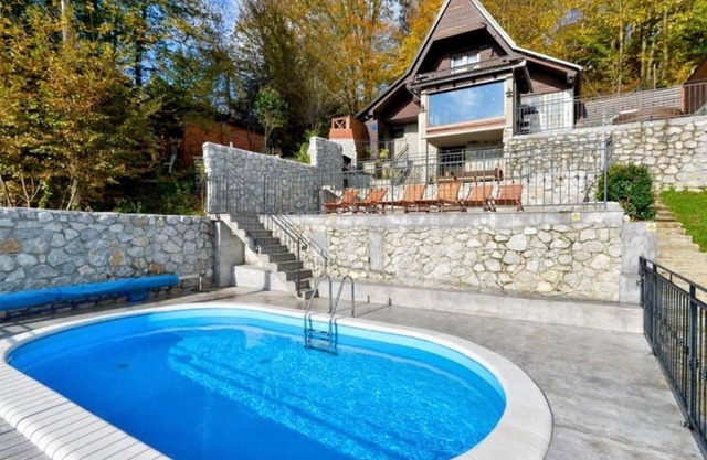 Casa familiar con piscina Karlovac (K-22089)