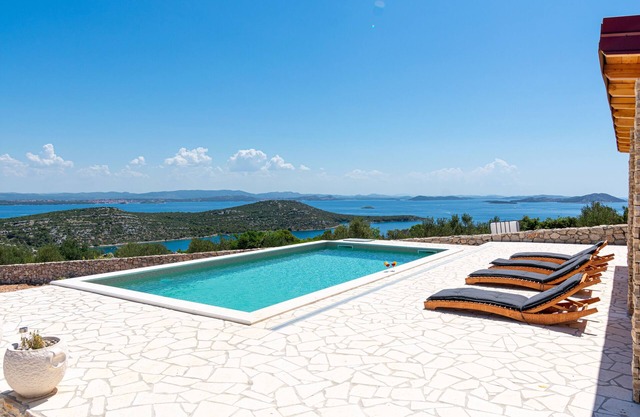 Casa familiar con piscina Bahía Triluke, Pasman (K-13577)