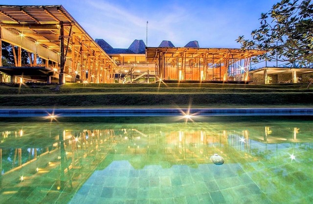 Villa familiar de 5 dormitorios con piscina, campo de tenis y petanca.