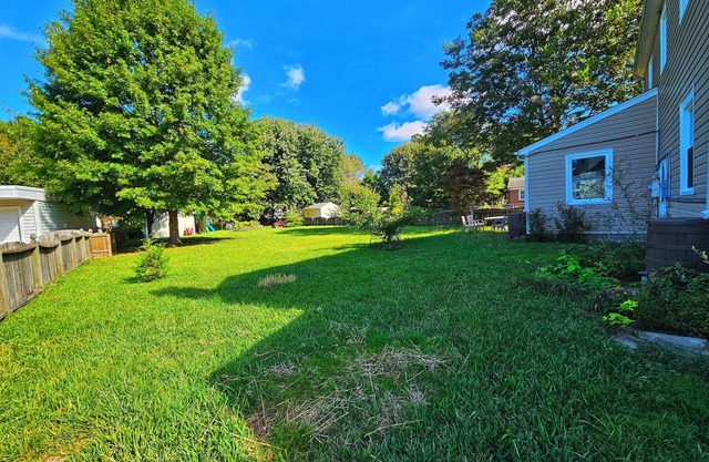 Family friendly in Hampton with huge yard, dog park, and 2 blocks from the bay