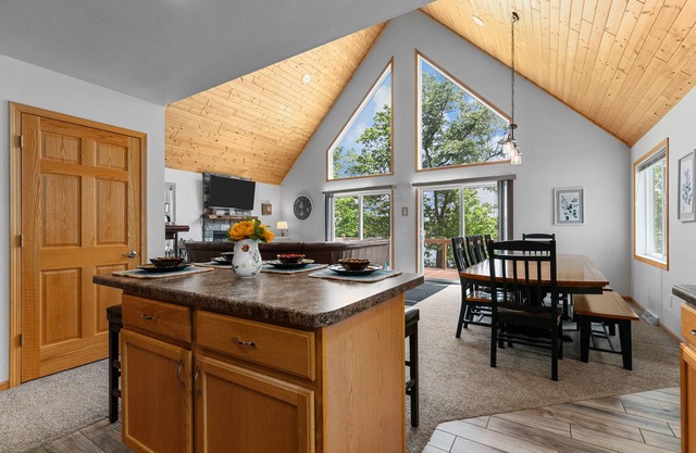 Family Friendly Lake Home Sleeps 14. Games & Lake Toys. Fire Pit. Dogs Welcome!