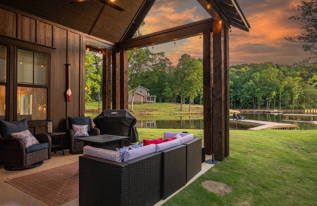 Family friendly Lakehouse- private dock, kayaks & SUP board. Neighborhood pool!
