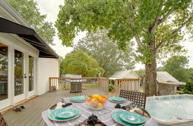 Family-Friendly Landrum Farmhouse: Deck & Swim Spa
