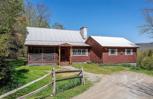 Family-friendly log cabin with Fireplace & Mountain Views near 4 Ski Resorts