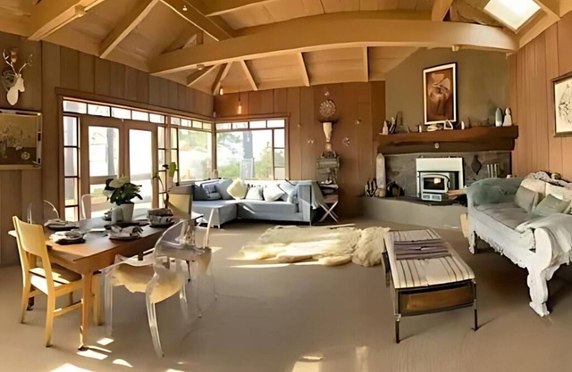 Family friendly luxury. wrap-around decks with an ocean view, Spa, and Sauna.