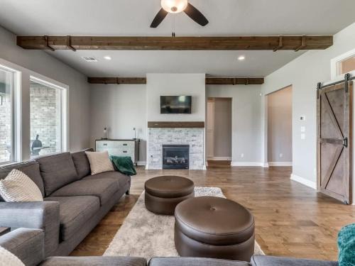 Family-Friendly Luxury- 5BR Home near Woodlands