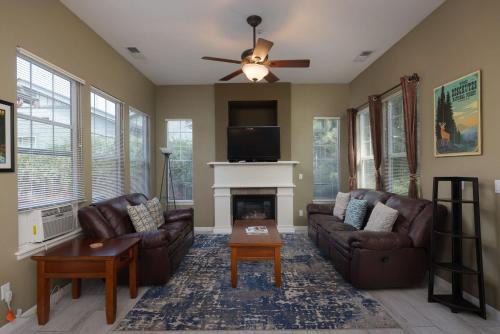 Family Friendly - Minutes to Old Mill - Sleeps 6