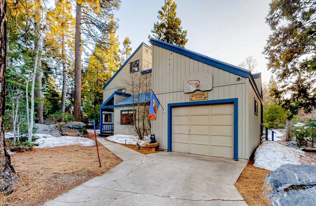 Family-friendly mountain retreat w/large wood deck, gas grill, fireplace