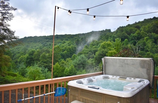 Family Friendly Mountain View Bungalow w/ Hot Tub in beautiful Ashe County