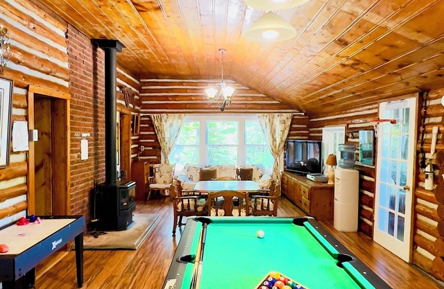 Family-friendly Muskoka cottage with private beach near Algonquin Park