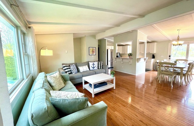 Family Friendly Mystic Retreat - Close To Town