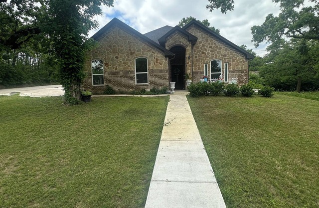 Family friendly newer construction home, 5 min drive to Eagle Mountain Marina.