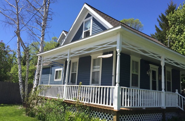 Familiarmente Onekama Village Cottage