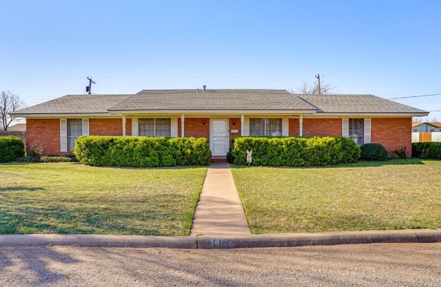 Family Friendly Peaceful Home in Stamford!