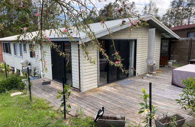 Family-Friendly Retreat with 4 Bedrooms, Opposite the Serene Urunga Wetlands