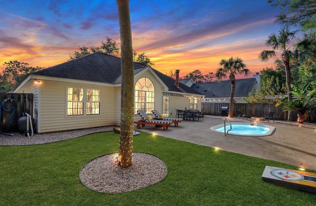 August Weekday Deals! Pool Game Room Fire Pit Escape