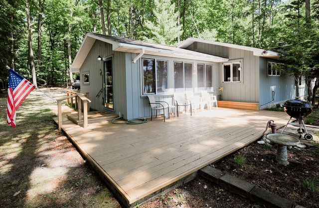 Classic Little Traverse Lago Summer Cottage