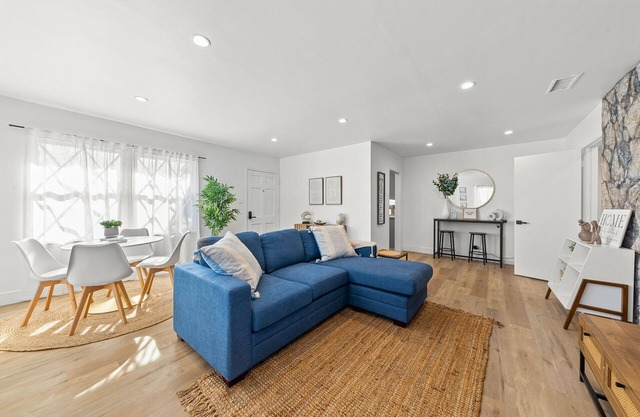 Family friendly SoCal Vacation Home- 10 min to airport! 20min to theme parks!