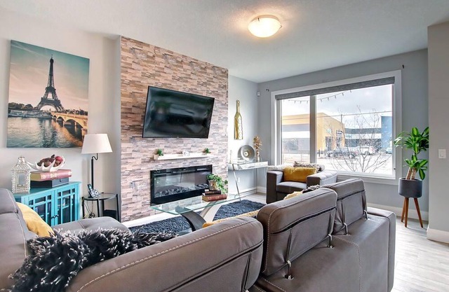 ☆FAMILY FRIENDLY☆ Spacious☆ Chic 4BDRM✔Airport⚡WiFi🔥Fireplace