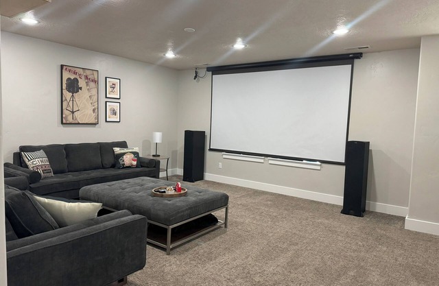 Family-Friendly Stylish 5BR w/ Theater & Hot Tub in Meridian Idaho