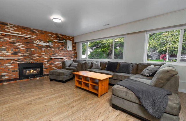 FAMILY FRIENDLY Suite in Central Maple Ridge