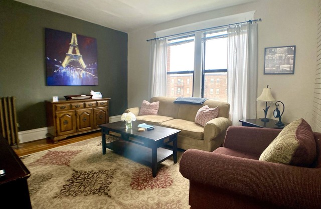 Family-friendly suite with King+Queen beds-Steps to Metrolink Free Gated Parking