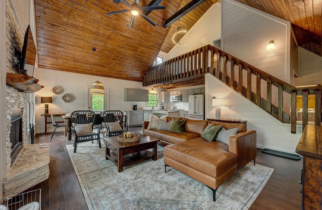 Family Friendly! Sunset + Mtn Views, Fire Pit, Hot Tub, Game Room - Golden TEE!