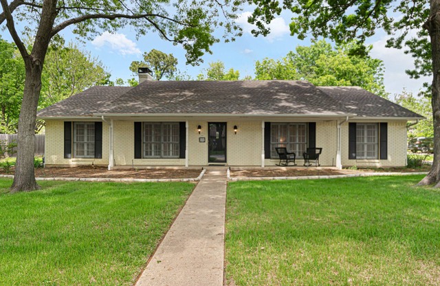 Family Friendly, Updated, Charming Home in North Denton