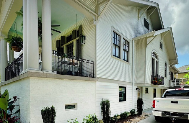 Family-friendly, Uptown New Orleans retreat, 4 blocks from St. Charles.