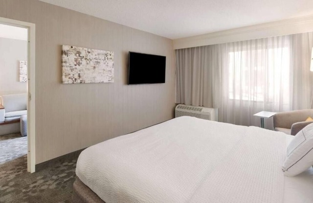Family Resort in Newport Area SoCal with Self Parking, Great Outdoor Pool
