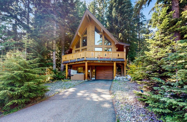 Family-friendly ski cabin with private hot tub, mountain and slope views, Wifi