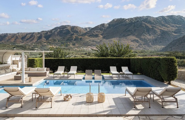 Villa familiar con piscina grande en un entorno idílico, vistas al mar / montaña