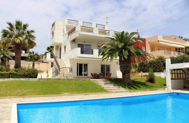 Villa familiar con gran piscina privada cerca de las pintorescas playas