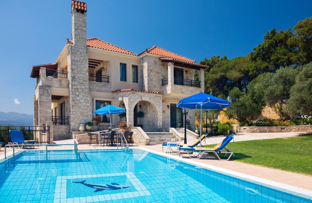Family Friendly Villa Hermes w/ Private Pool, Billiard Pool table, Ping Pong BBQ