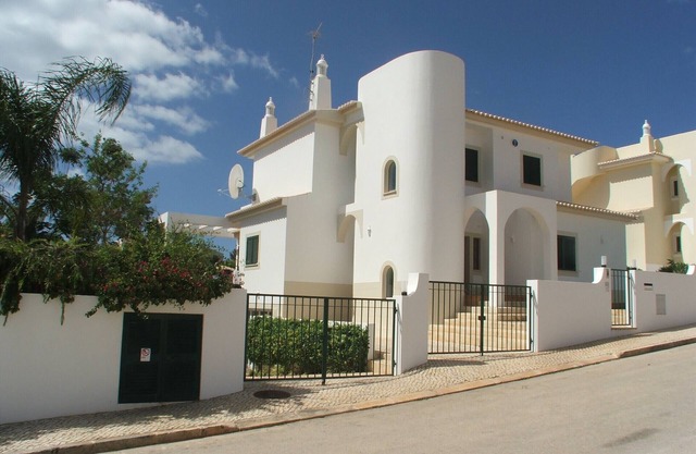 Villa moderna de lujo en jardines privados, cerca de la playa, el puerto deportivo y la ciudad