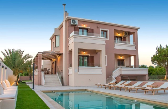 Family Friendly Villa with private pool, 5 min from the beach