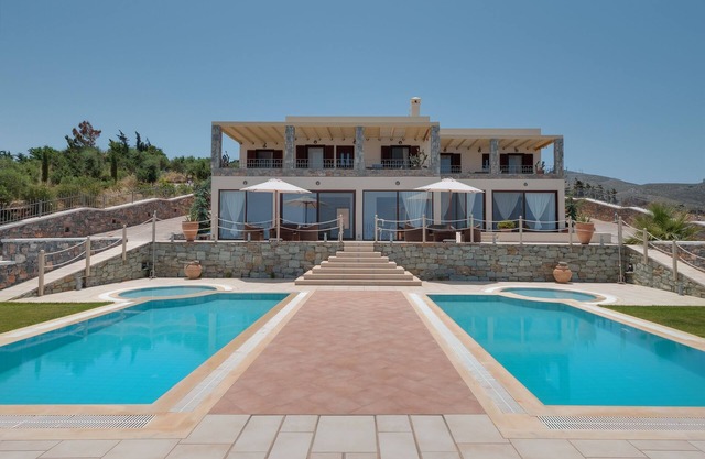 Family Friendly Villa with Heated Pool, Tennis, Jacuzzi, 4km to Sea & Amenities